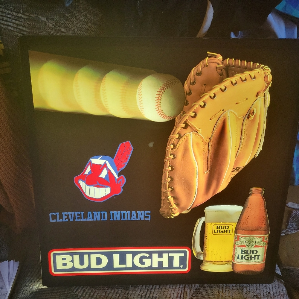 RARE 1980S COLLECTABLE BUD LIGHT CLEVEKAND INDIANS VINTAGE 3D LIGHTING BEER SIGN